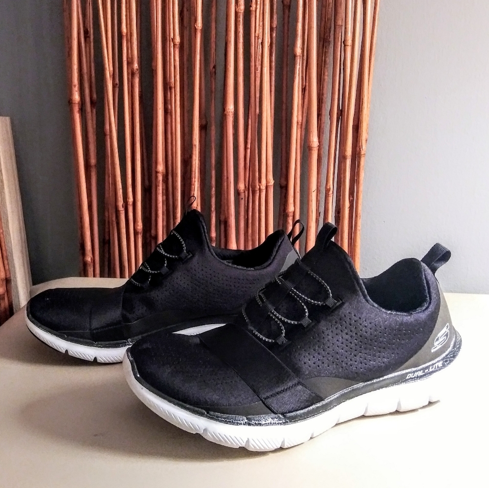 💣🆓 Skechers Sneakers